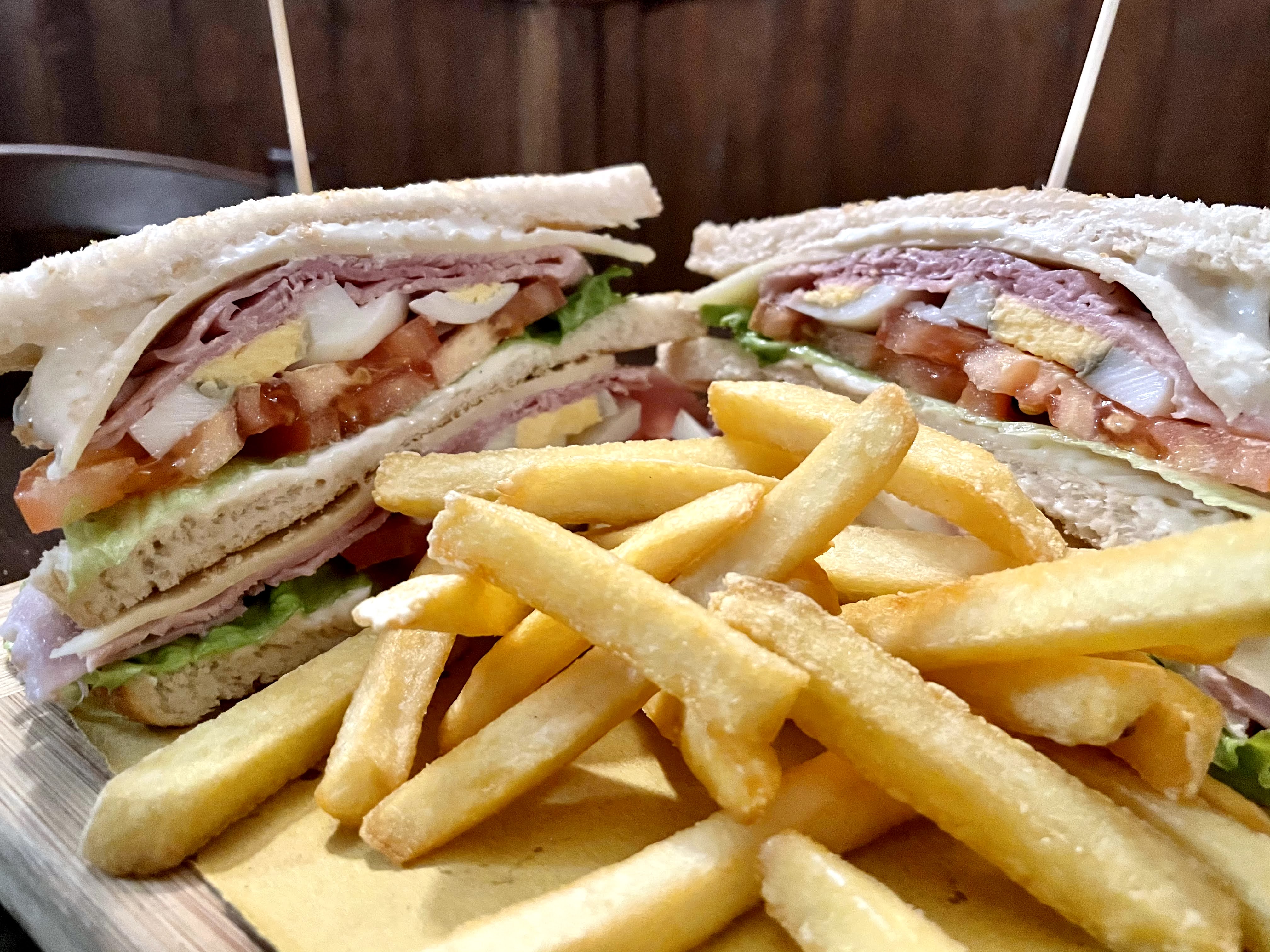 Club Sandwich con patatine