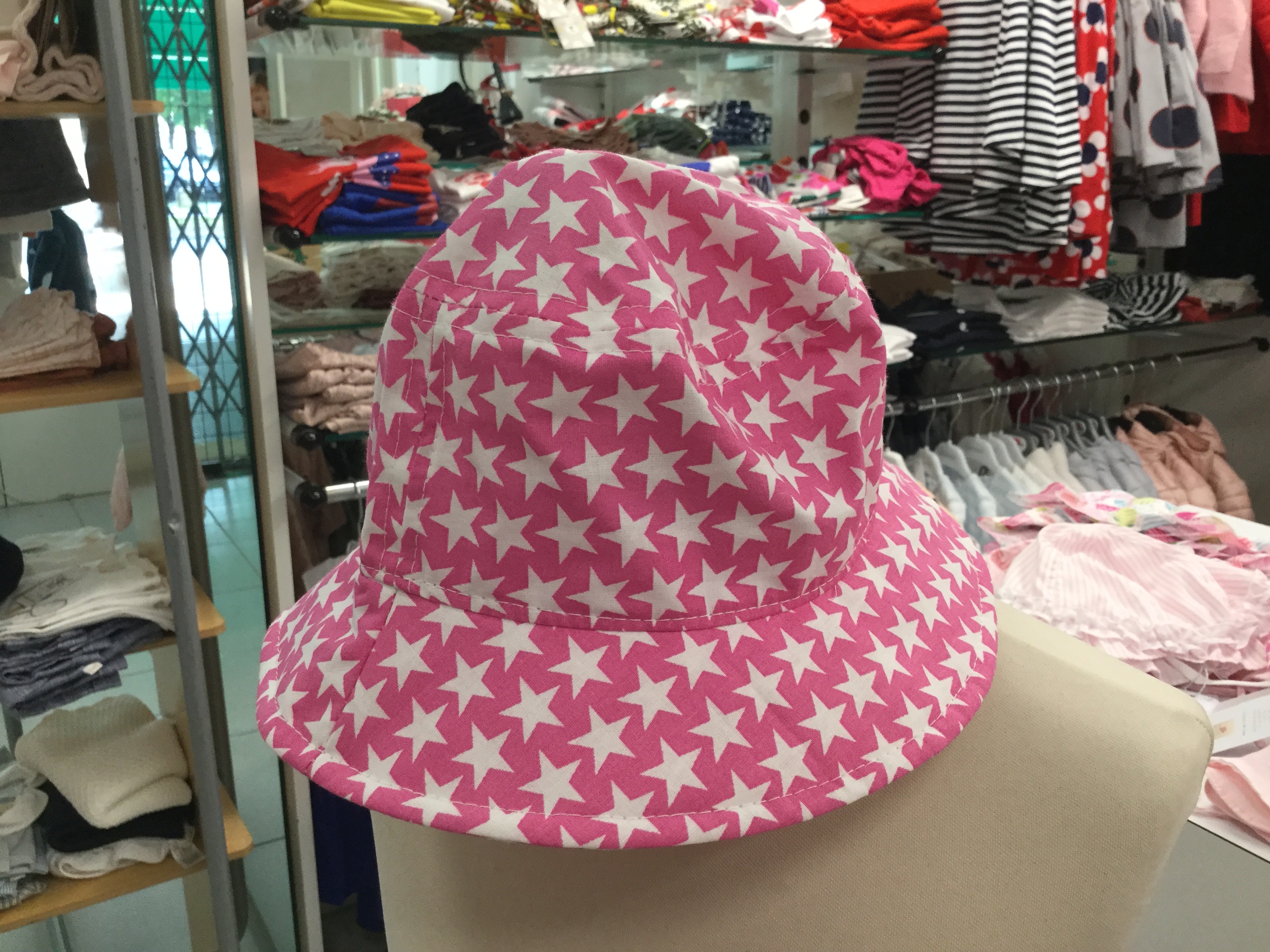 Cappello fucsia con stelline