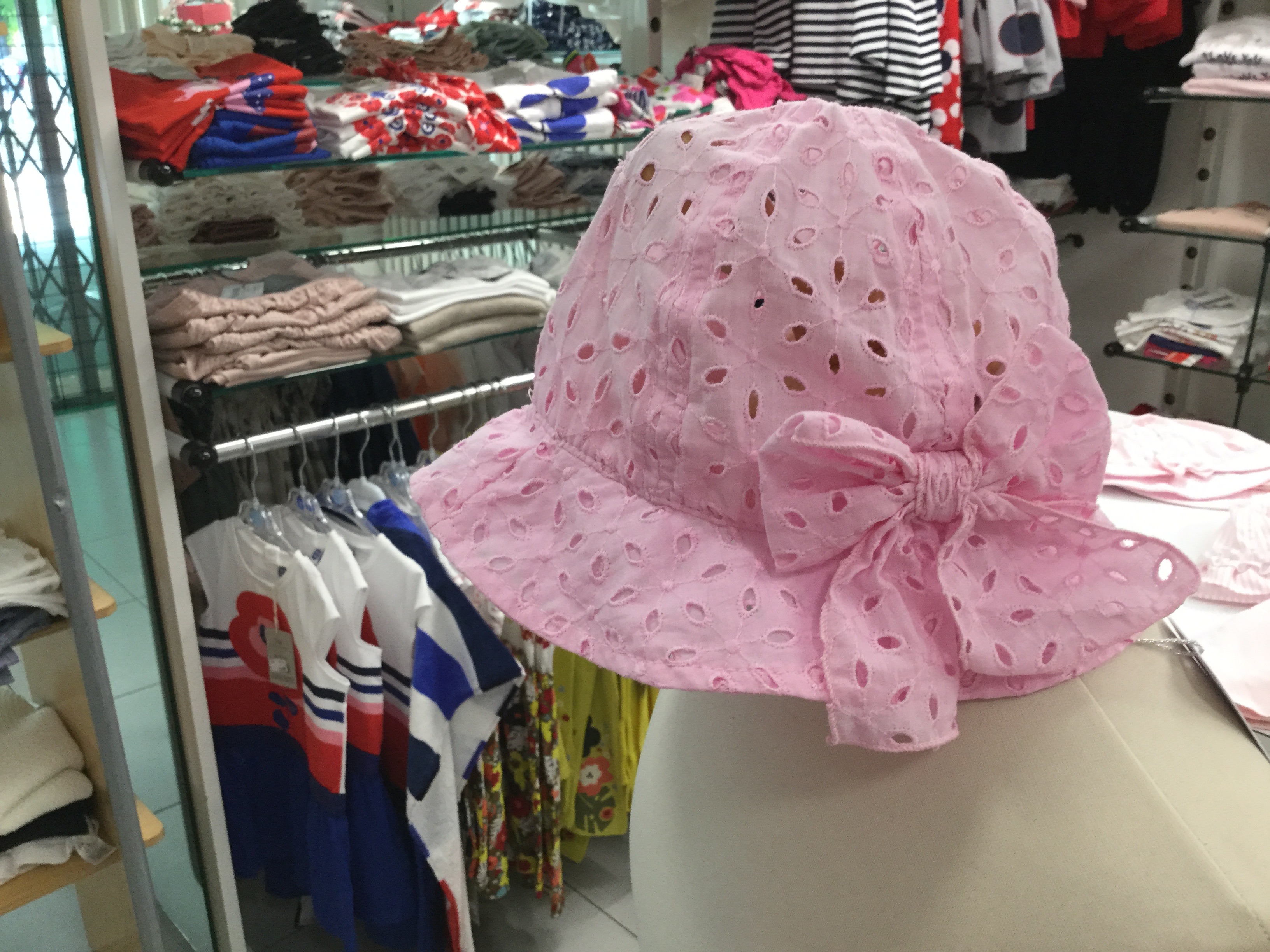 Cappello rosa con fiocco