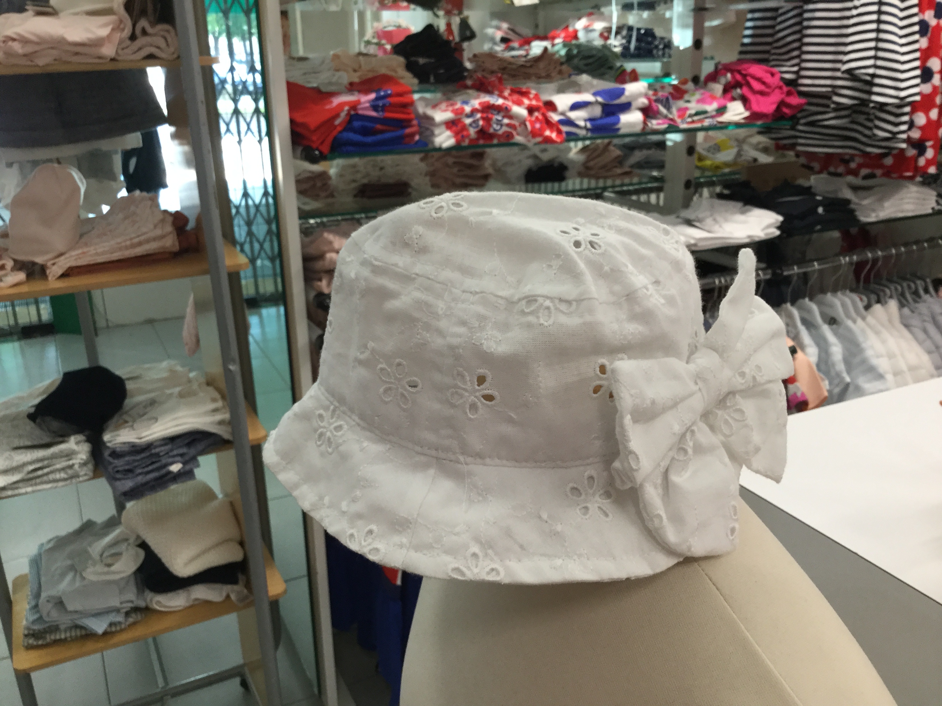 Cappello bianco con fiocco