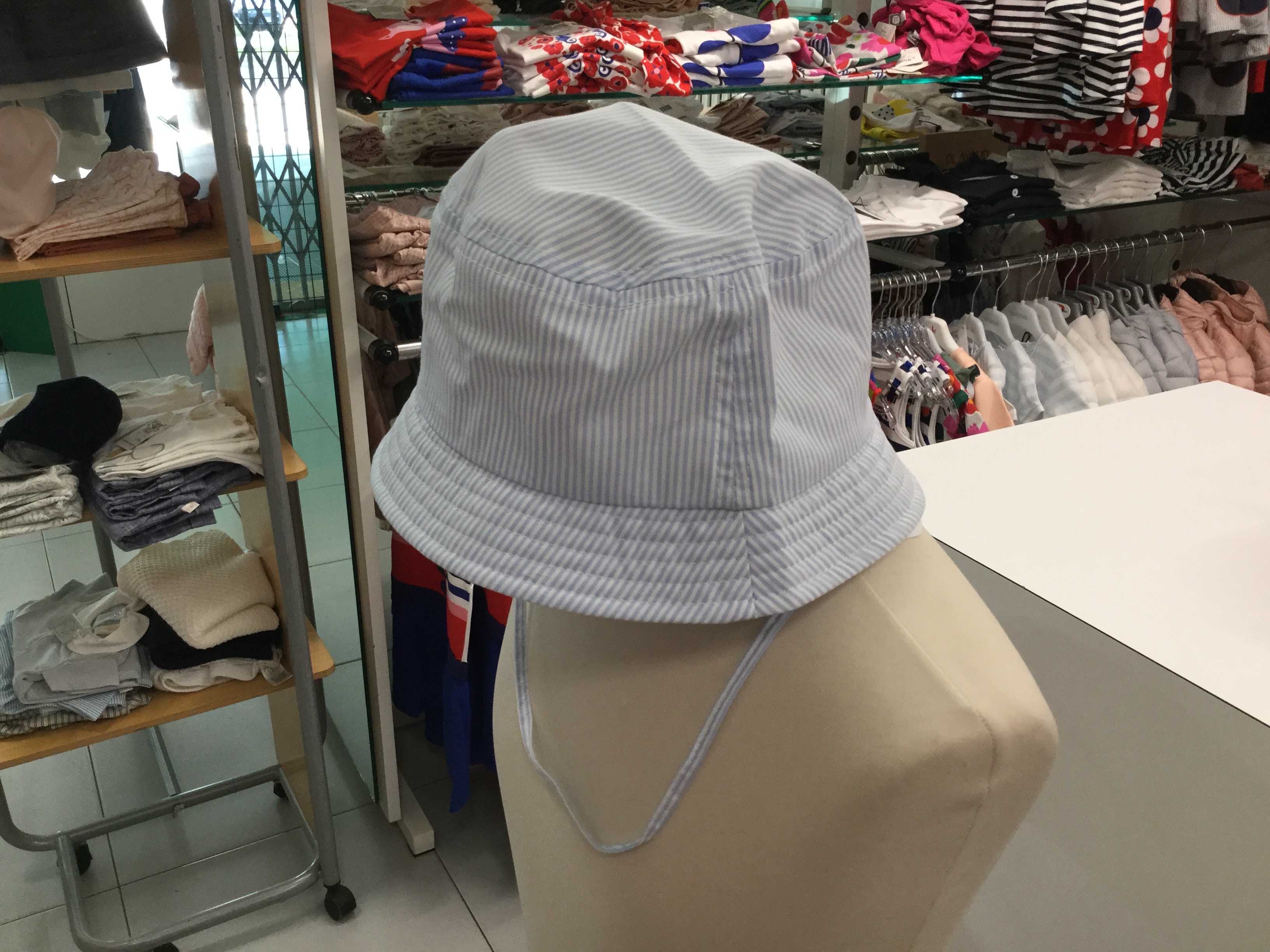 Cappello a righine bianco e azzurro