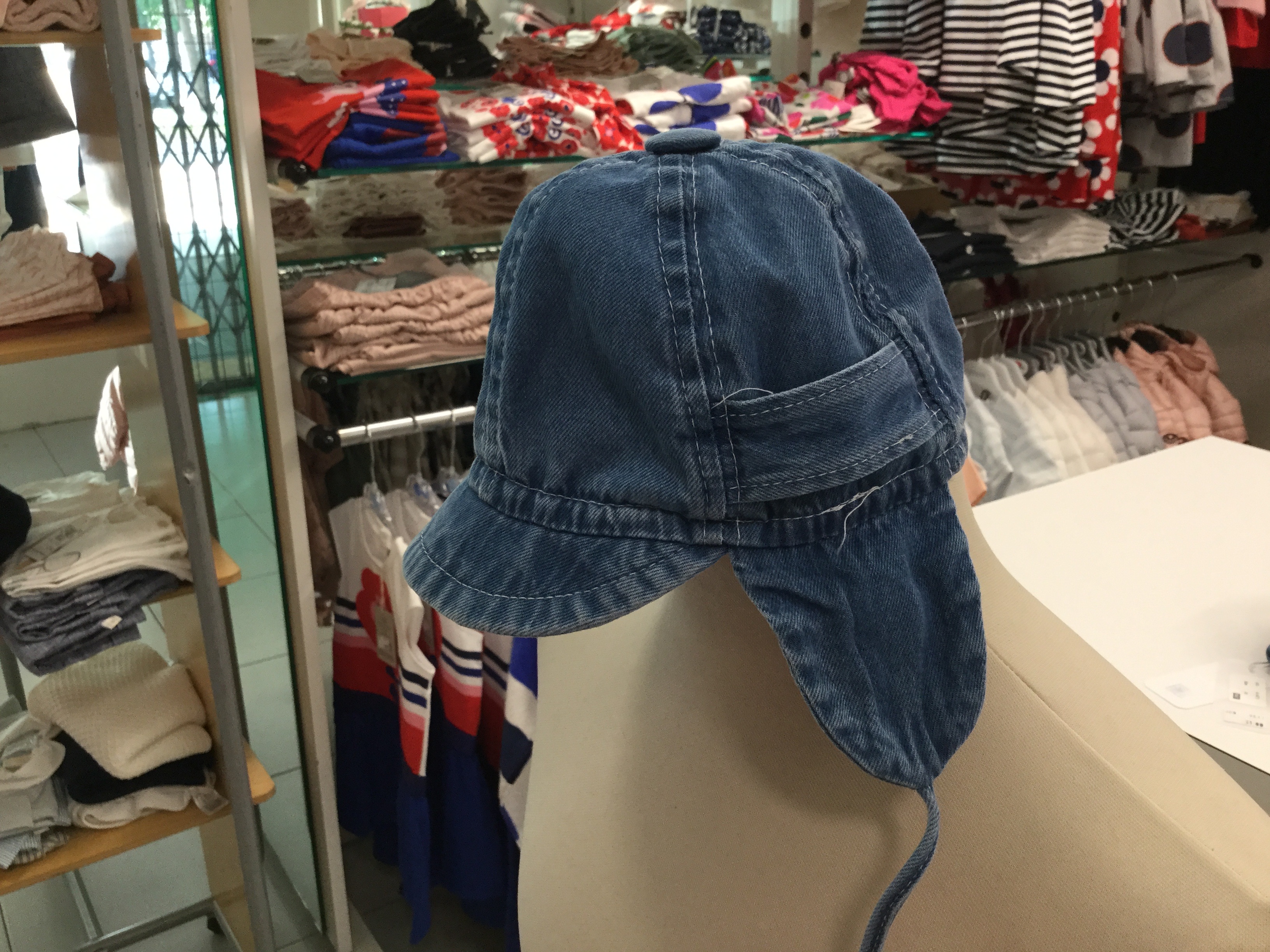 Cappello jeans con paraorecchie 