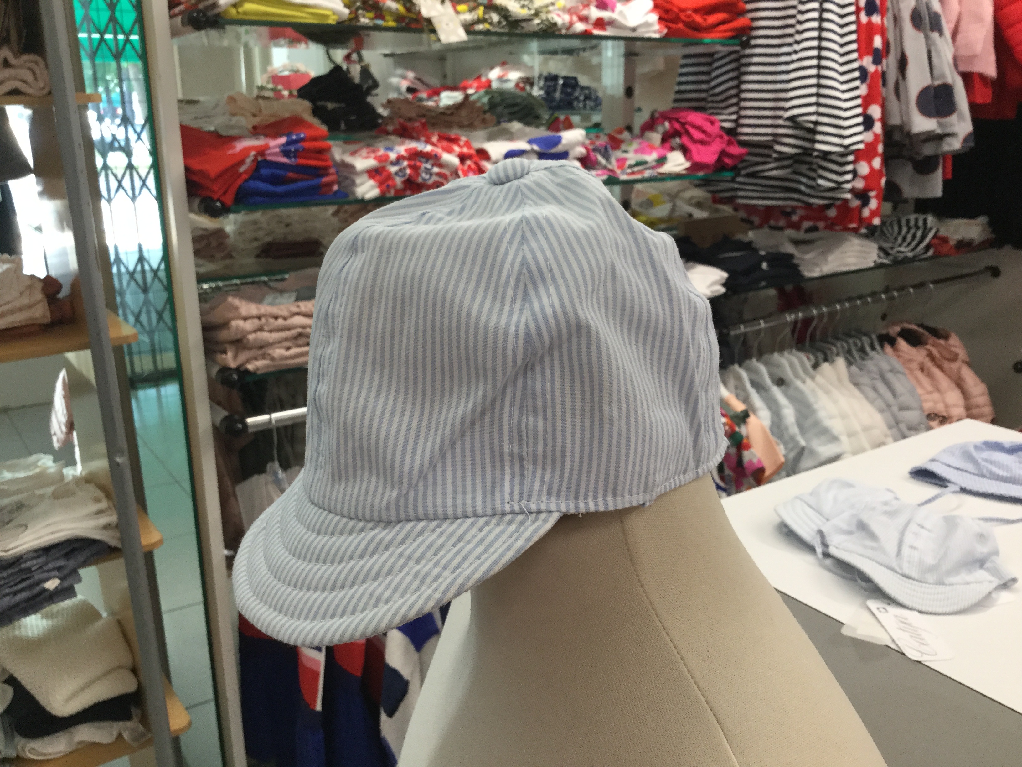 Cappello con visiera a righine bianco e azzurro