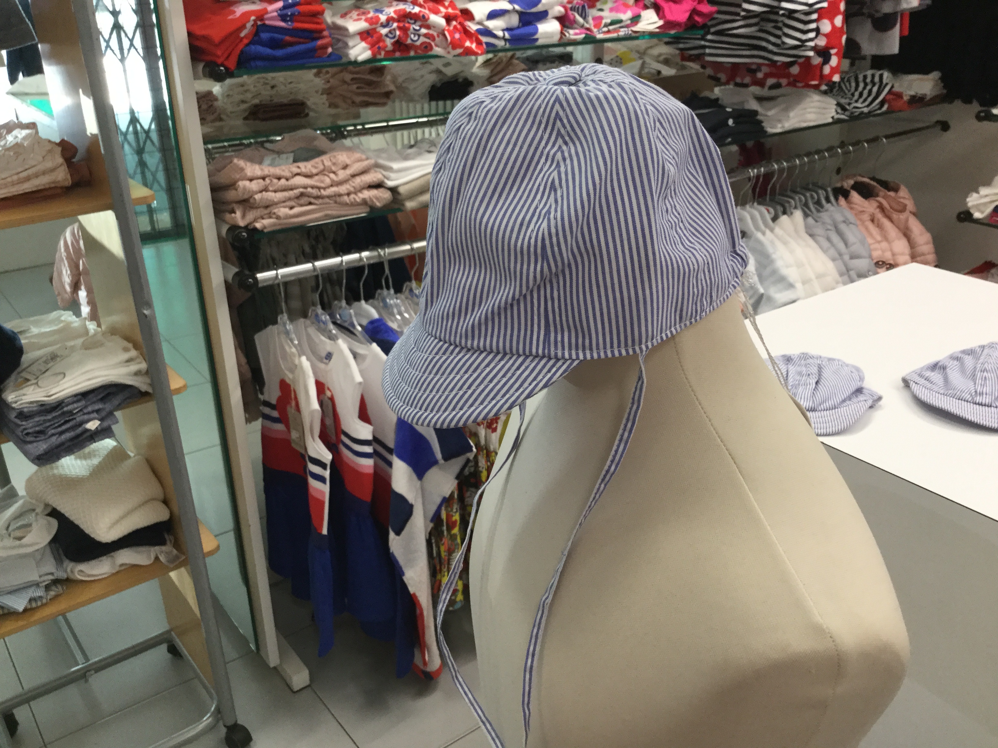 Cappello con visiera a righine bianco e blu