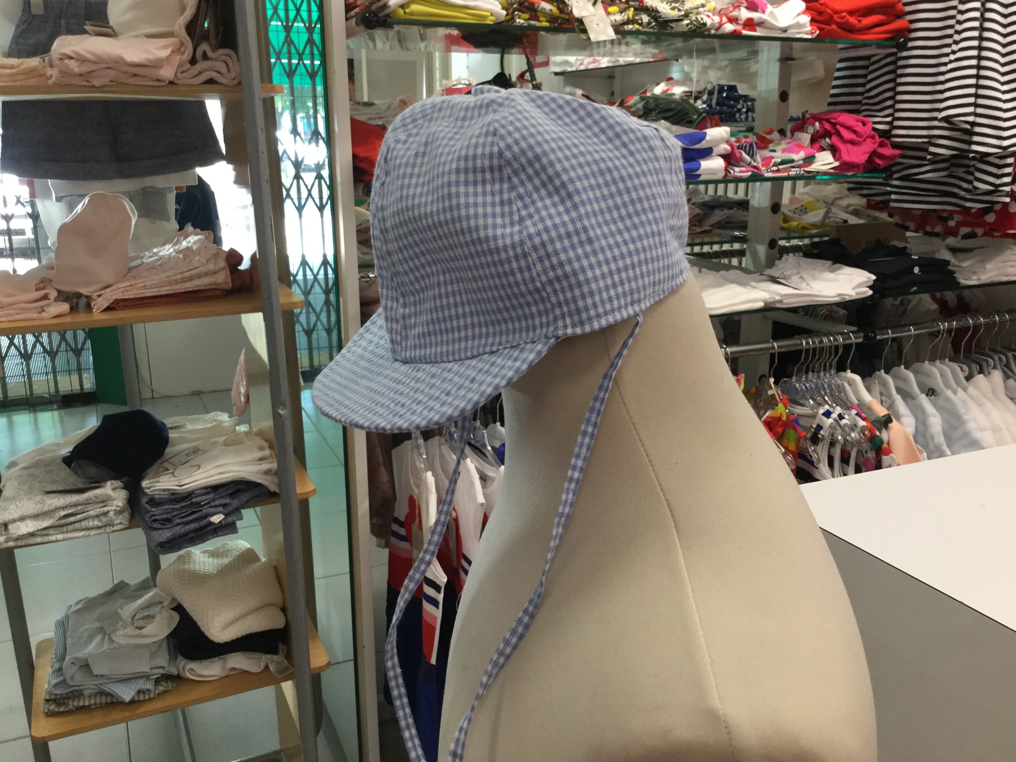 Cappello con visiera a quadretti bianco e azzurro 