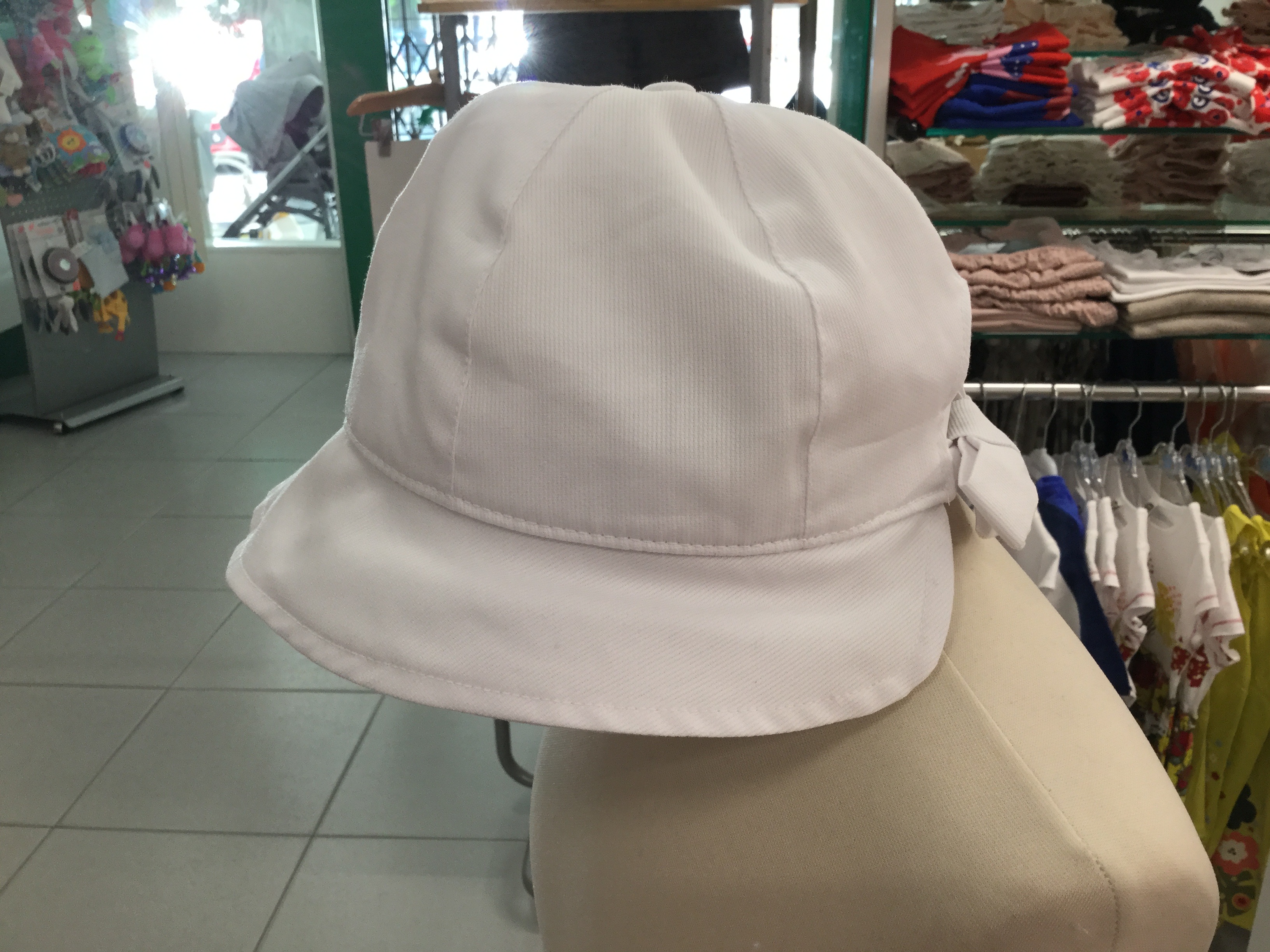 Cappello bianco legato dietro