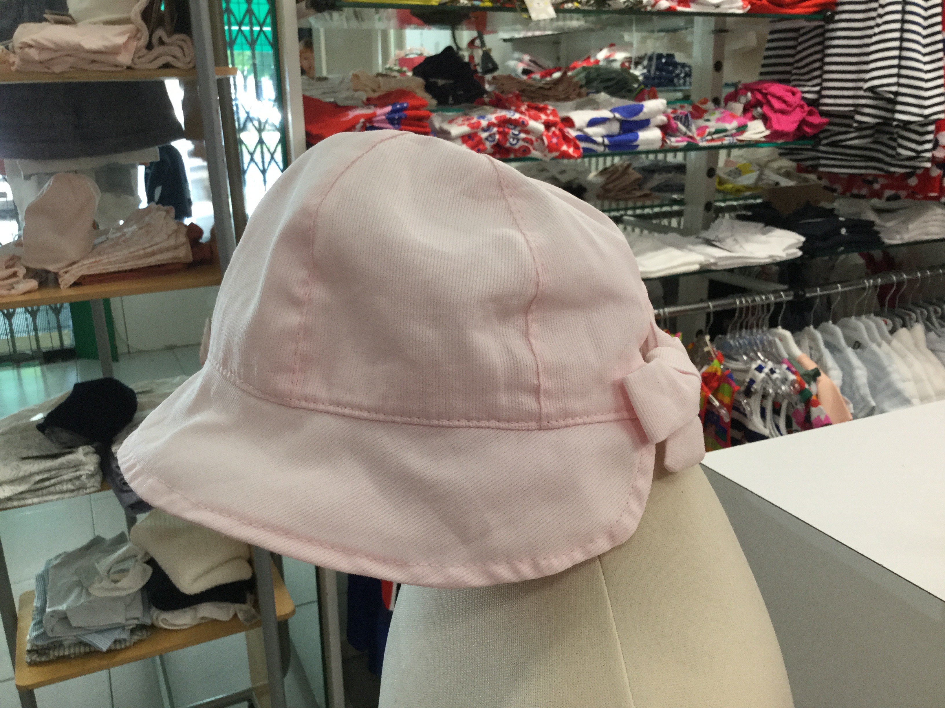 Cappello rosa legato dietro