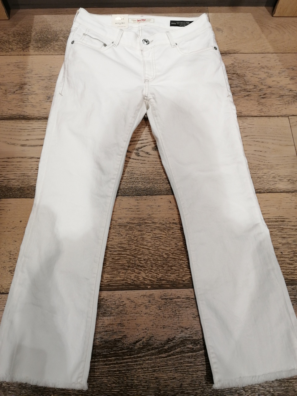 Jeans CARE LABEL cotone stretch leggermente corto trombetta sfrangiatino