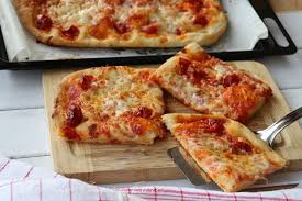 Pizza al pomodoro e fontina