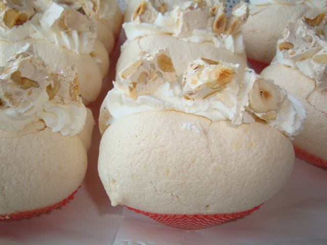 Meringa con panna e torrone 