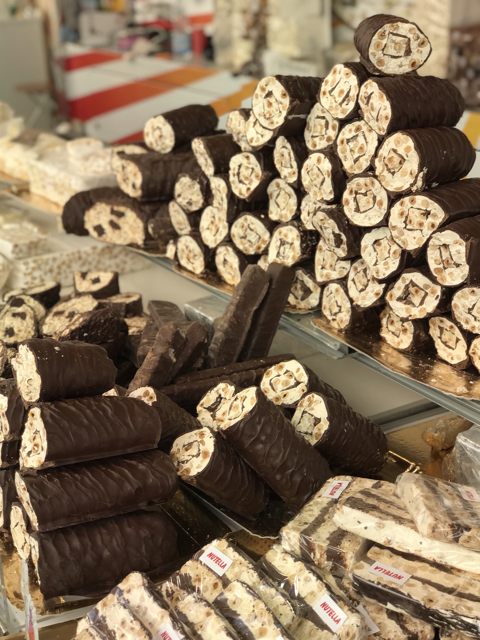 Torrone ricoperto al cioccolato a peso gr100-€4,80